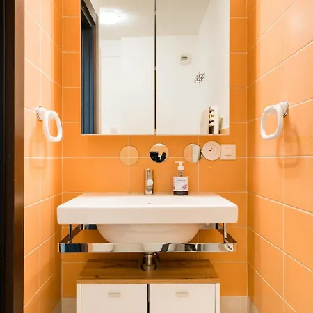 Air Conditioned Apartment, 3 Min Walk To The Beaches, Garage Appartamento *